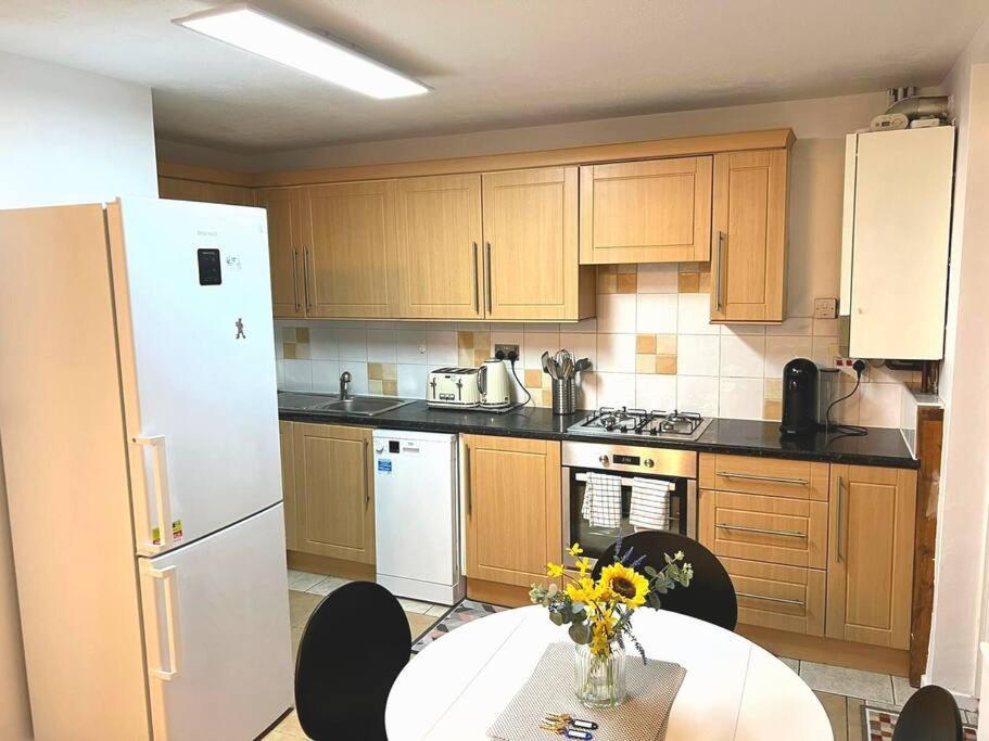 Appartement Aisiki At Tottenham Hale, 4-bedroom And 2-bathroom, Pet-friendly Duplex Flat, King Or Twin Beds With Free Wi-fi & Parking Space *