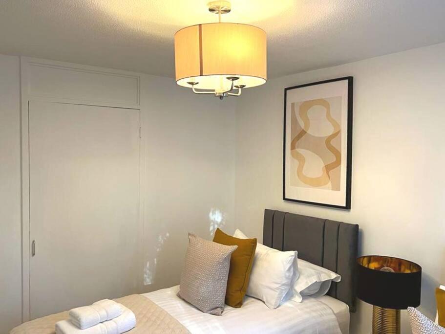 Aisiki At Tottenham Hale, 4-bedroom And 2-bathroom, Pet-friendly Duplex Flat, King Or Twin Beds With Free Wi-fi & Parking Space