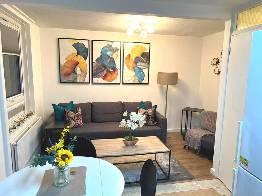 Aisiki At Tottenham Hale, 4-bedroom And 2-bathroom, Pet-friendly Duplex Flat, King Or Twin Beds With Free Wi-fi & Parking Space * Londres