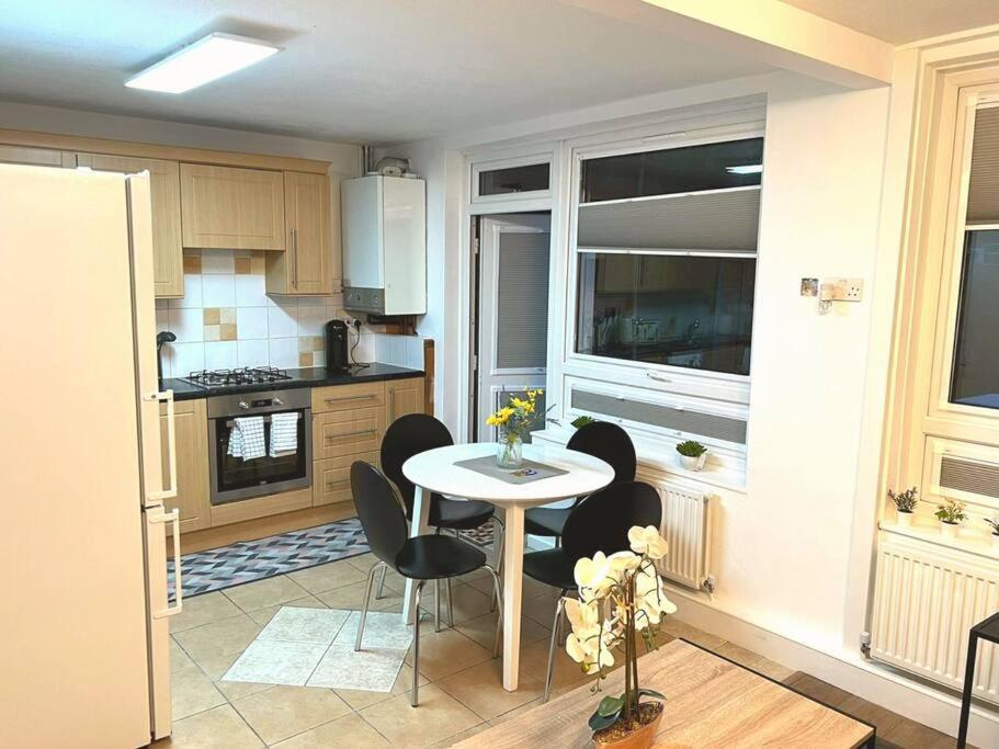 Appartement Aisiki At Tottenham Hale, 4-bedroom And 2-bathroom, Pet-friendly Duplex Flat, King Or Twin Beds With Free Wi-fi & Parking Space