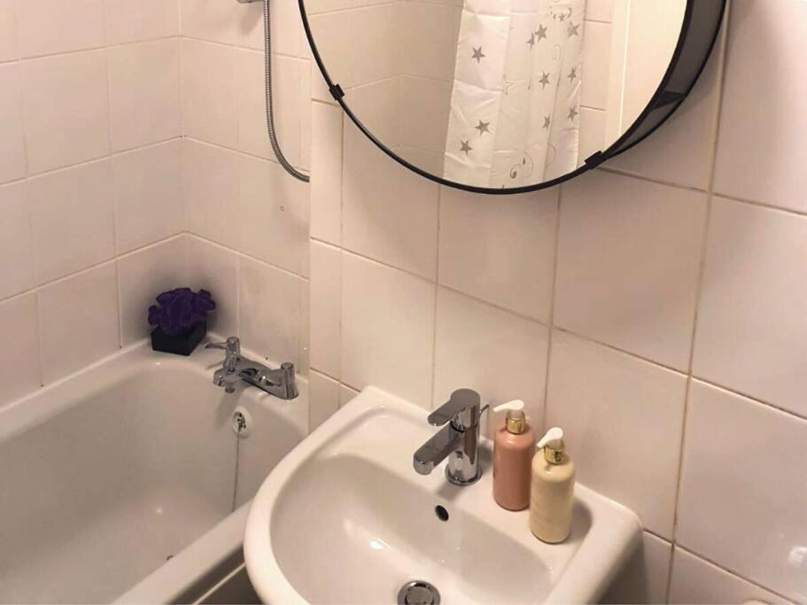 Appartement Aisiki At Tottenham Hale, 4-bedroom And 2-bathroom, Pet-friendly Duplex Flat, King Or Twin Beds With Free Wi-fi & Parking Space *