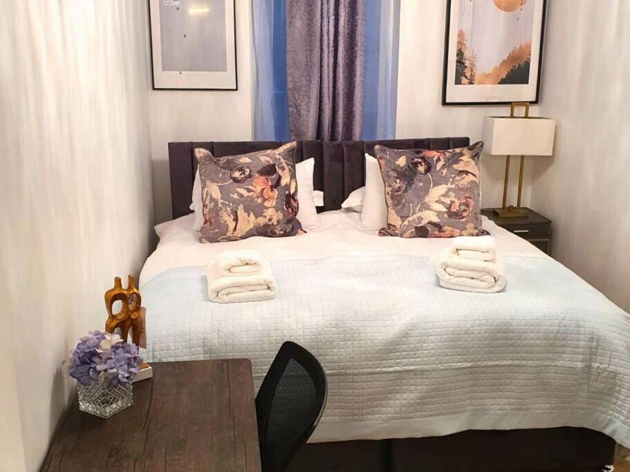 Aisiki At Tottenham Hale, 4-bedroom And 2-bathroom, Pet-friendly Duplex Flat, King Or Twin Beds With Free Wi-fi & Parking Space *